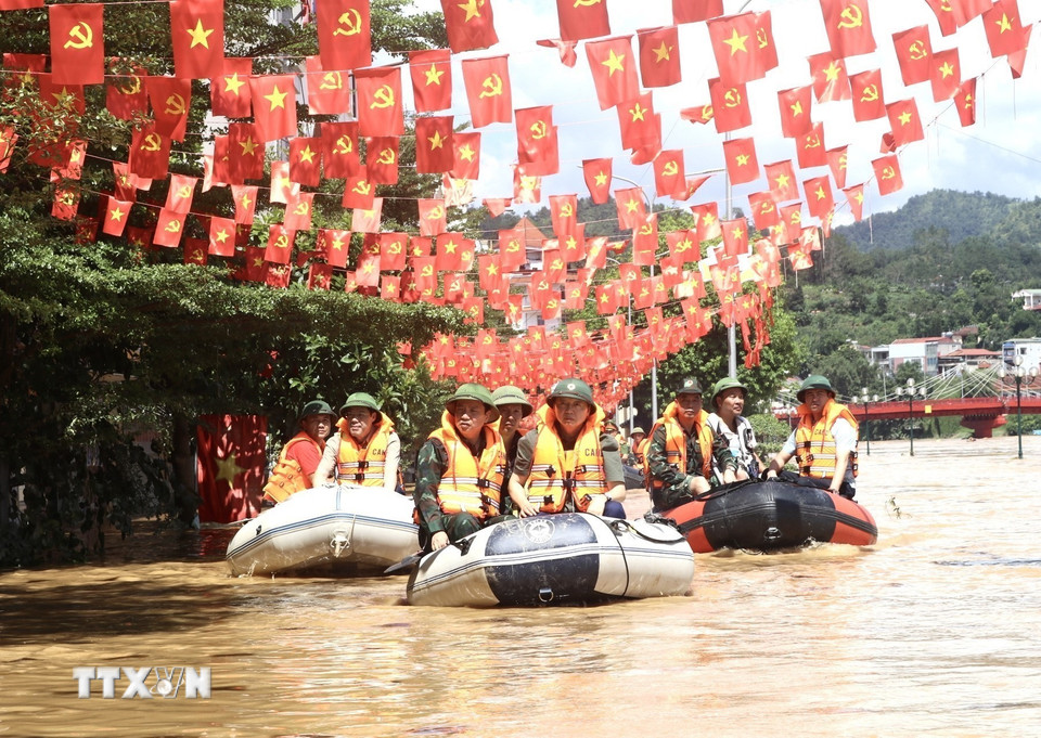 Phó Thủ tướng Trần Hồng Hà thị sát các vùng bị ngập lụt. (Ảnh: Chu Hiệu/TTXVN)