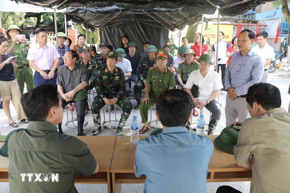 Lãnh đạo phường Thục Phán (Cao Bằng) báo cáo với Phó Thủ tướng Trần Hồng Hà tình hình ngập lụt. (Ảnh: Chu Hiệu/TTXVN)