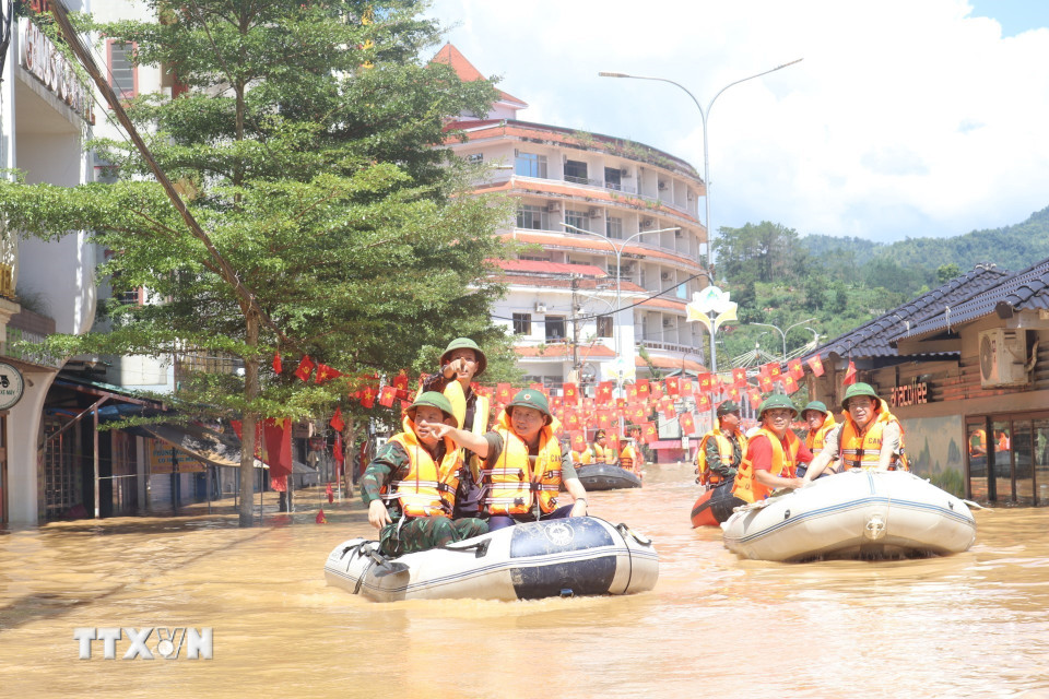 Phó Thủ tướng Trần Hồng Hà thị sát các vùng bị ngập lụt. (Ảnh: Chu Hiệu/TTXVN)