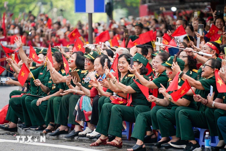 Niềm vui của các cựu chiến binh khi được chứng kiến diễu binh, diễu hành trong ngày Lễ Độc lập. (Ảnh: Khánh Hòa/TTXVN)
