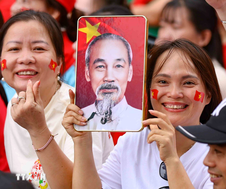 Tự hào "Như có Bác trong ngày vui đại thắng." (Ảnh: Thanh Tùng/TTXVN)