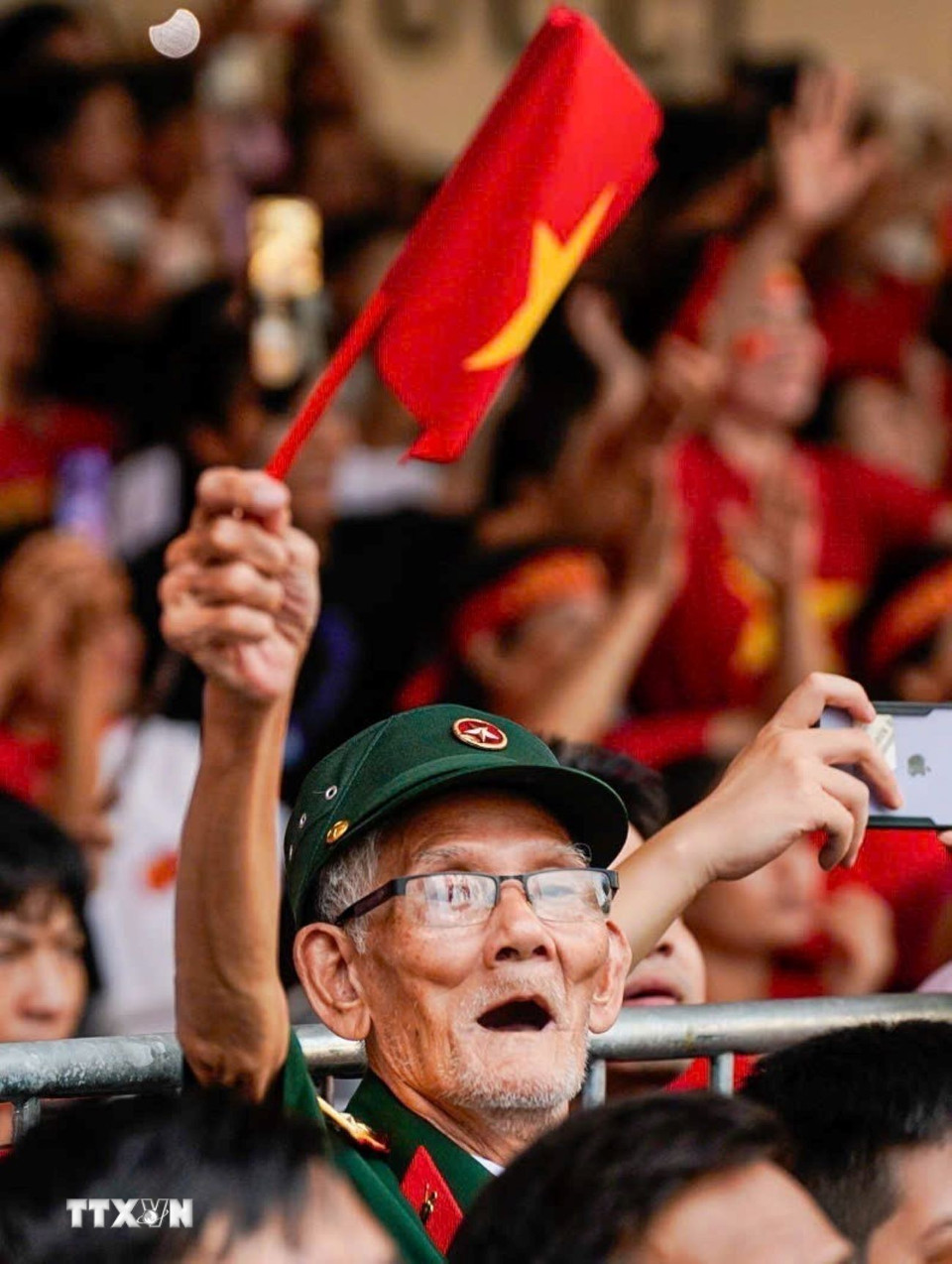 Niềm vui một cựu chiến binh khi được chứng kiến diễu binh, diễu hành trong ngày Lễ Độc lập. (Ảnh: Khánh Hòa/TTXVN)