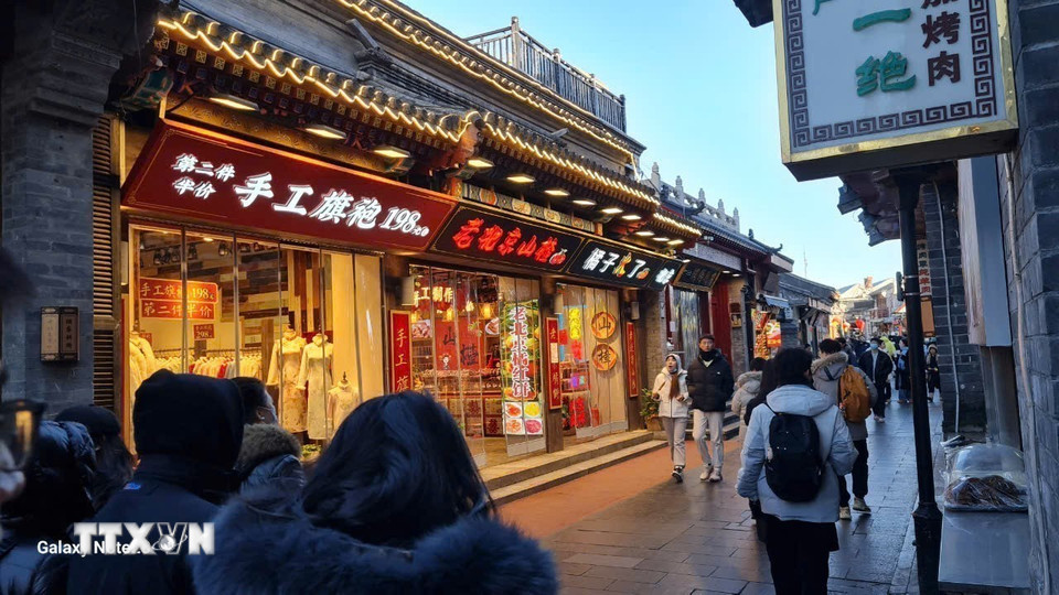 Hàng quán bán đồ thủ công dọc con phố Tẩu thuốc. (Ảnh: Quang HưngTTXVN)