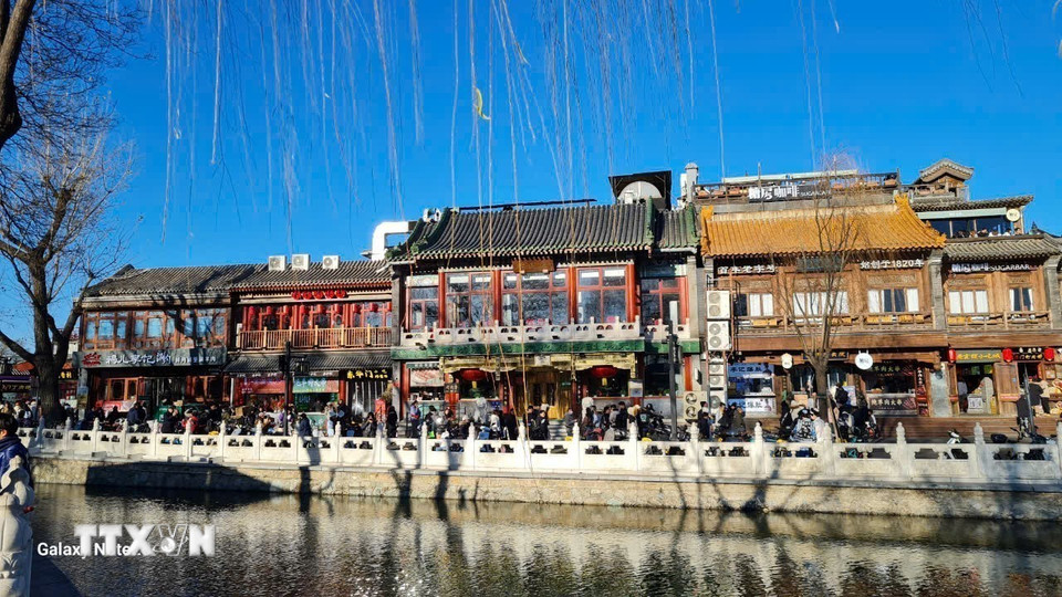 Những tòa nhà cổ kính nằm bên bờ hồ Thập Sát Hải bên ánh chiều tà. (Ảnh: Quang Hưng/TTXVN)