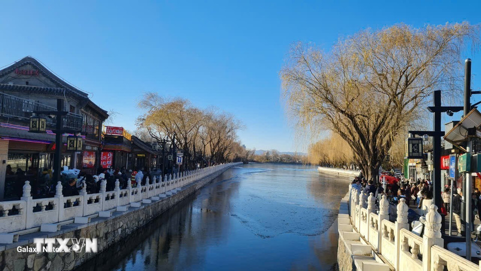 Những ngôi nhà cổ kính nằm bên bờ Tiền Hải, giáp với cầu Ngân Đĩnh. (Ảnh: Quang Hưng/TTXVN)