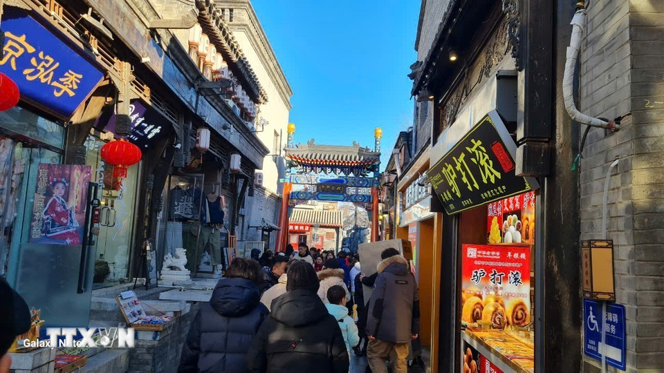 Phố Tẩu thuốc nằm ngay cạnh Thập Sát Hải, chủ yếu kinh doanh các đồ dùng để hút thuốc, đồ cổ, hội họa, thư pháp, đồ ăn vặt. (Ảnh: Quang Hưng/TTXVN)