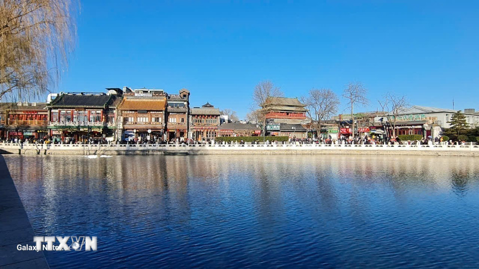 Nước trong hồ Thập Sát Hải chuẩn bị đóng băng, trở thành sân trượt băng tự nhiên - địa điểm luôn được những người đam mê trượt băng yêu thích. (Ảnh: Quang Hưnh/TTXVN)