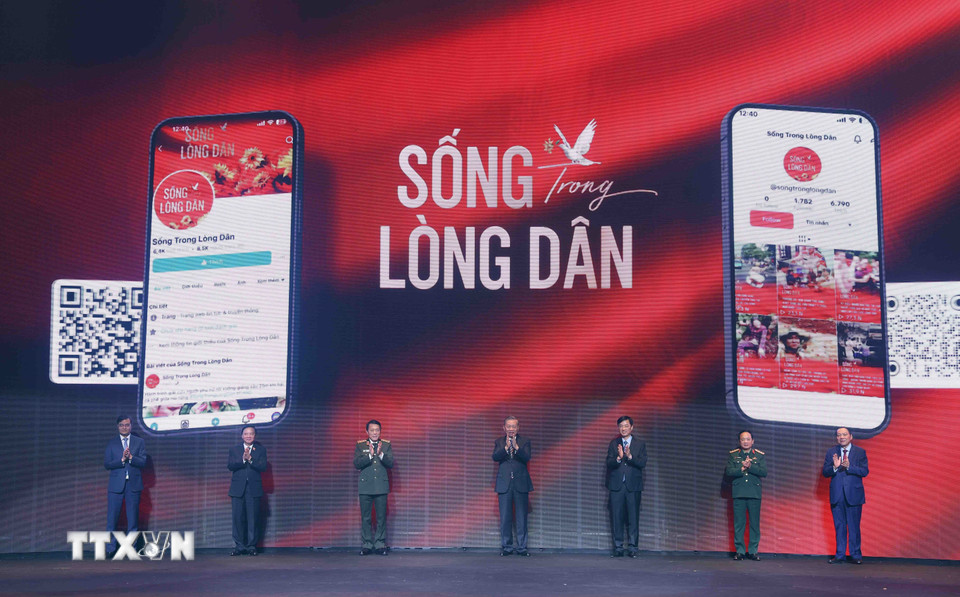 Tổng Bí thư Tô Lâm và các đại biểu thực hiện nghi thức phát động "Chiến dịch Hoa Hướng dương" do Bộ Công an phát động nhằm chia sẻ hình ảnh đẹp trên không gian mạng vì cuộc sống bình yên. (Ảnh: Phạm Kiên/TTXVN)