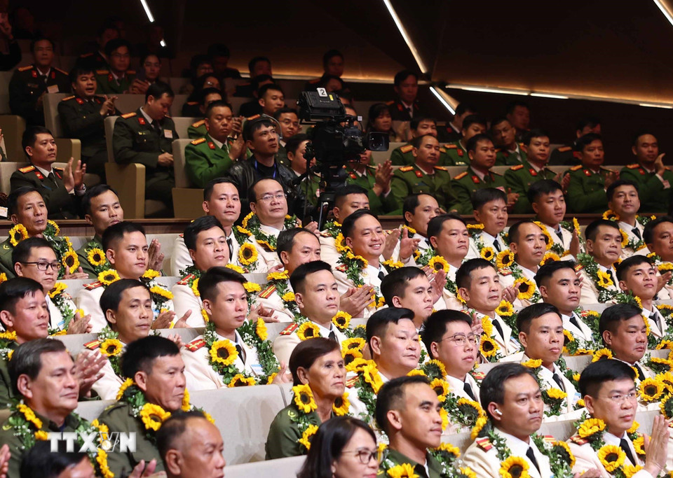 Các đại biểu dự chương trình Gặp mặt những tấm gương công an xã, thị trấn và lực lượng tham gia bảo vệ an ninh trật tự ở cơ sở tiêu biểu. (Ảnh: Thống Nhất/TTXVN)