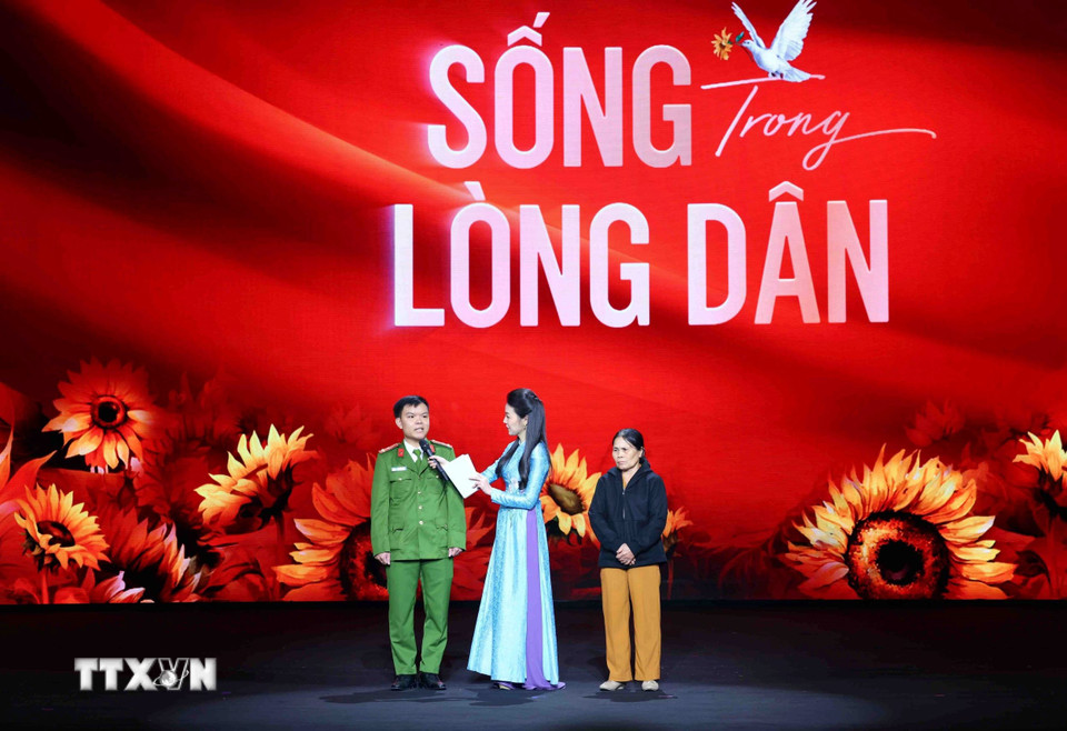 Giao lưu với các tấm gương công an xã, thị trấn và lực lượng tham gia bảo vệ an ninh trật tự ở cơ sở tiêu biểu. (Ảnh: Phạm Kiên/TTXVN)