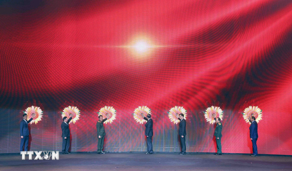 Tổng Bí thư Tô Lâm và các đại biểu thực hiện nghi thức phát động "Chiến dịch Hoa Hướng dương" do Bộ Công an phát động nhằm chia sẻ hình ảnh đẹp trên không gian mạng, vì cuộc sống bình yên. (Ảnh: Thống Nhất/TTXVN)