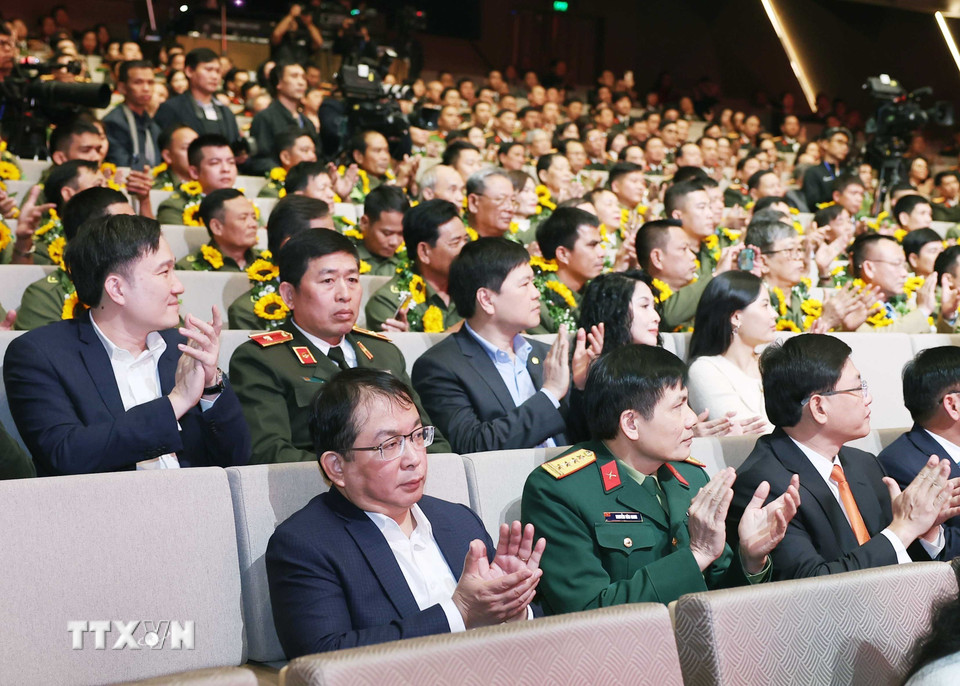 Các đại biểu dự chương trình Gặp mặt những tấm gương công an xã, thị trấn và lực lượng tham gia bảo vệ an ninh trật tự ở cơ sở tiêu biểu. (Ảnh: Thống Nhất/TTXVN)