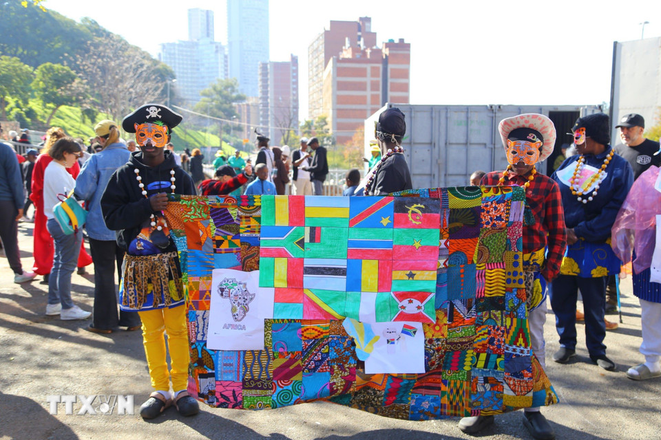 Người dân hào hứng tham gia lễ diễu hành. (Ảnh: Hồng Minh/TTXVN)