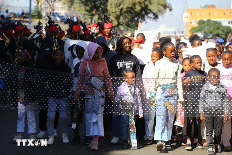 Người dân ở Hillbrow được thưởng thức nhiều tiết mục biểu diễn nghệ thuật đường phố trong Lễ diễu hành cộng đồng Hey Hillbrow! Let’s Dlala! (Ảnh: Hồng Minh/TTXVN)