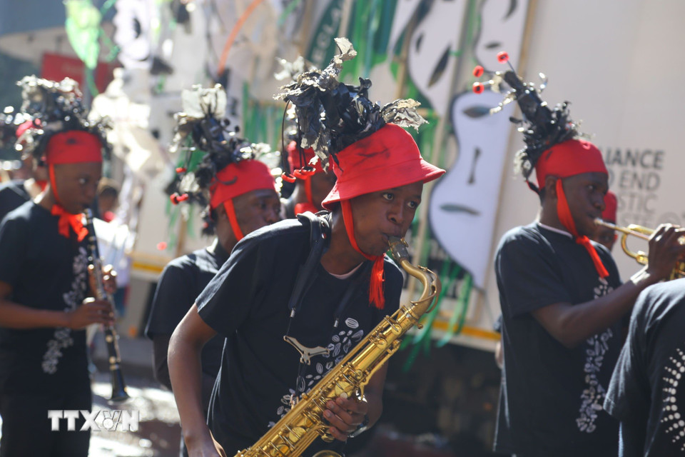 Các nghệ sỹ kèn biểu diễn nhạc cùng người diễu hành. (Ảnh: Hồng Minh/TTXVN)