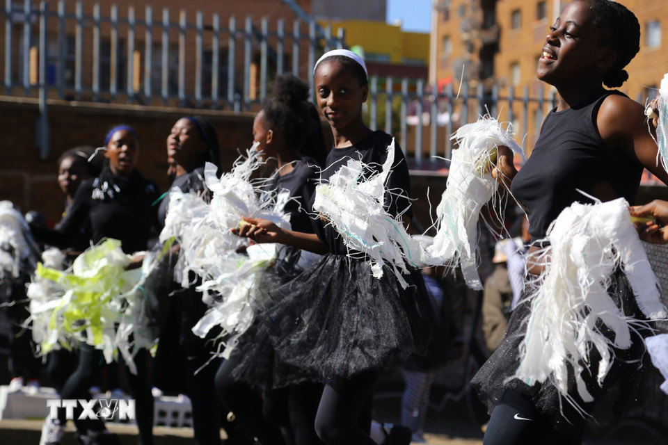 Một tiết mục nghệ thuật trên đường phố. (Ảnh: Hồng Minh/TTXVN)