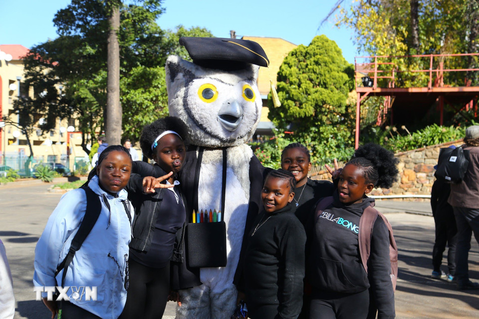 Lễ hội diễu hành cộng đồng Hey Hillbrow! Let’s Dlala! mang đến nhiều niềm vui cho người dân khu phố nghèo ở Hillbrow, đặc biệt là trẻ em. (Ảnh: Hồng Minh/TTXVN)