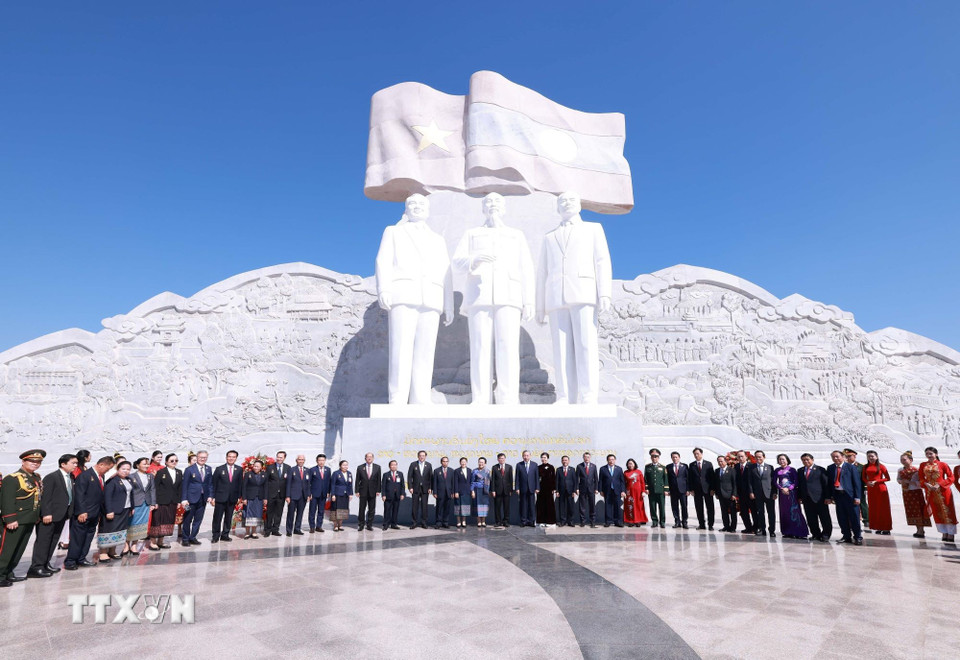Tổng Bí thư Tô Lâm cùng Tổng Bí thư, Chủ tịch nước Lào Thongloun Sisoulith dự khánh thành Công viên Hữu nghị Lào-Việt Nam. (Ảnh: Thống Nhất/TTXVN)