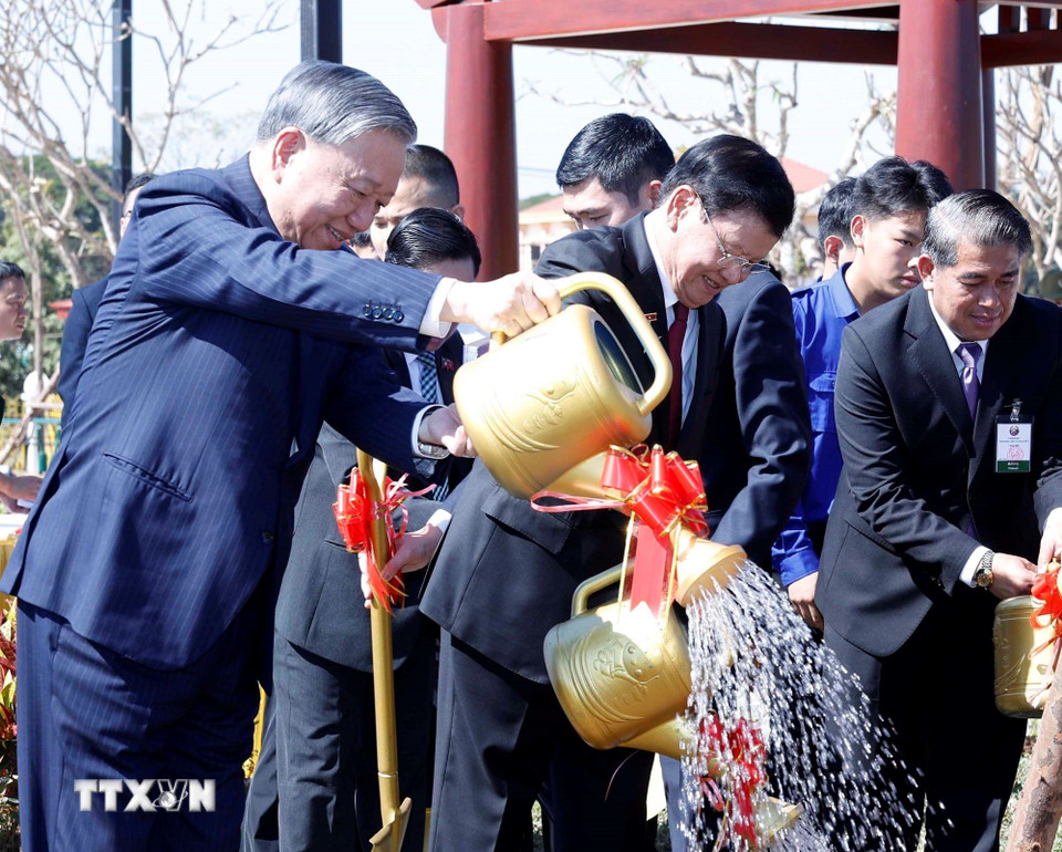 Tổng Bí thư Tô Lâm cùng Tổng Bí thư, Chủ tịch nước Lào Thongloun Sisoulith dự khánh thành Công viên Hữu nghị Lào-Việt Nam. (Ảnh: Thống Nhất/TTXVN)