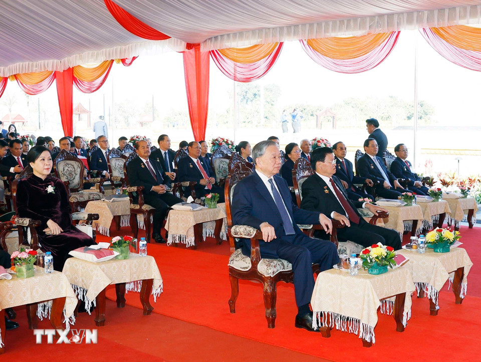 Tổng Bí thư Tô Lâm cùng Tổng Bí thư, Chủ tịch nước Lào Thongloun Sisoulith dự khánh thành Công viên Hữu nghị Lào-Việt Nam. (Ảnh: Thống Nhất/TTXVN)