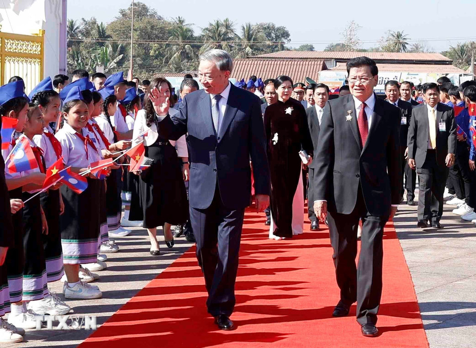 Tổng Bí thư Tô Lâm cùng Tổng Bí thư, Chủ tịch nước Lào Thongloun Sisoulith dự khánh thành Công viên Hữu nghị Lào-Việt Nam. (Ảnh: Thống Nhất/TTXVN)