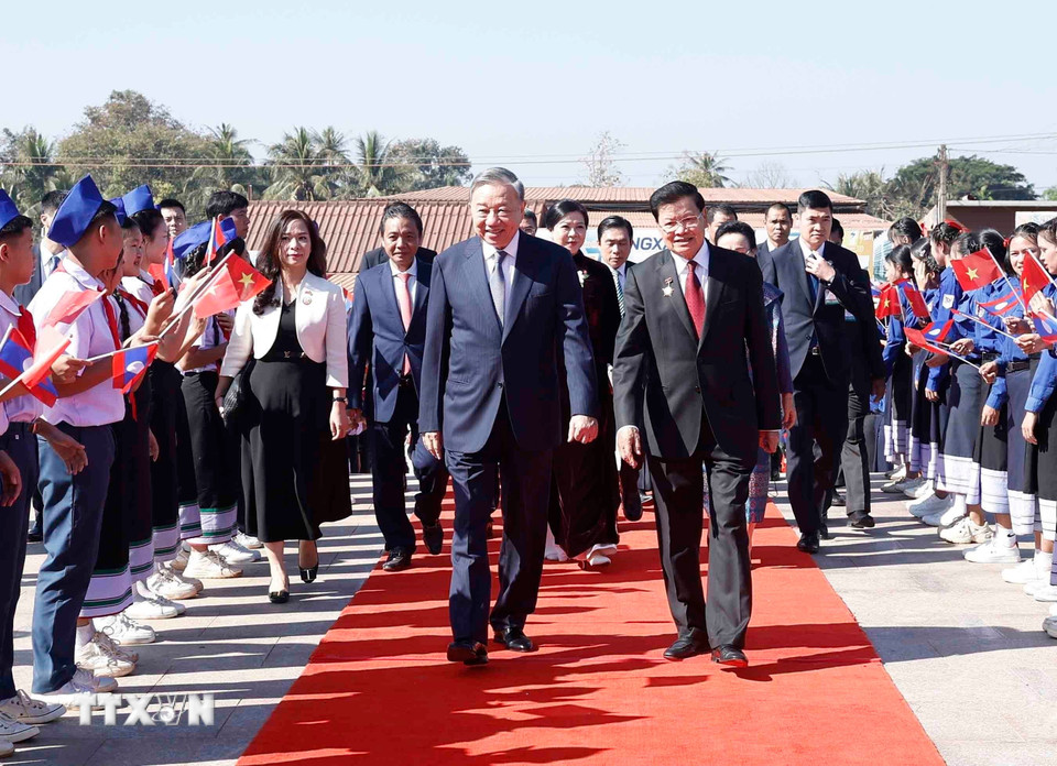 Tổng Bí thư Tô Lâm cùng Tổng Bí thư, Chủ tịch nước Lào Thongloun Sisoulith dự khánh thành Công viên Hữu nghị Lào-Việt Nam. (Ảnh: Thống Nhất/TTXVN)