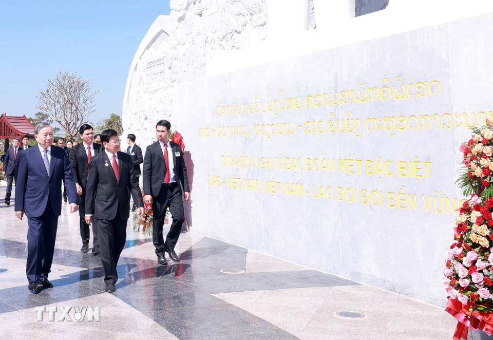 Tổng Bí thư Tô Lâm cùng Tổng Bí thư, Chủ tịch nước Lào Thongloun Sisoulith dự khánh thành Công viên Hữu nghị Lào-Việt Nam. (Ảnh: Thống Nhất/TTXVN)