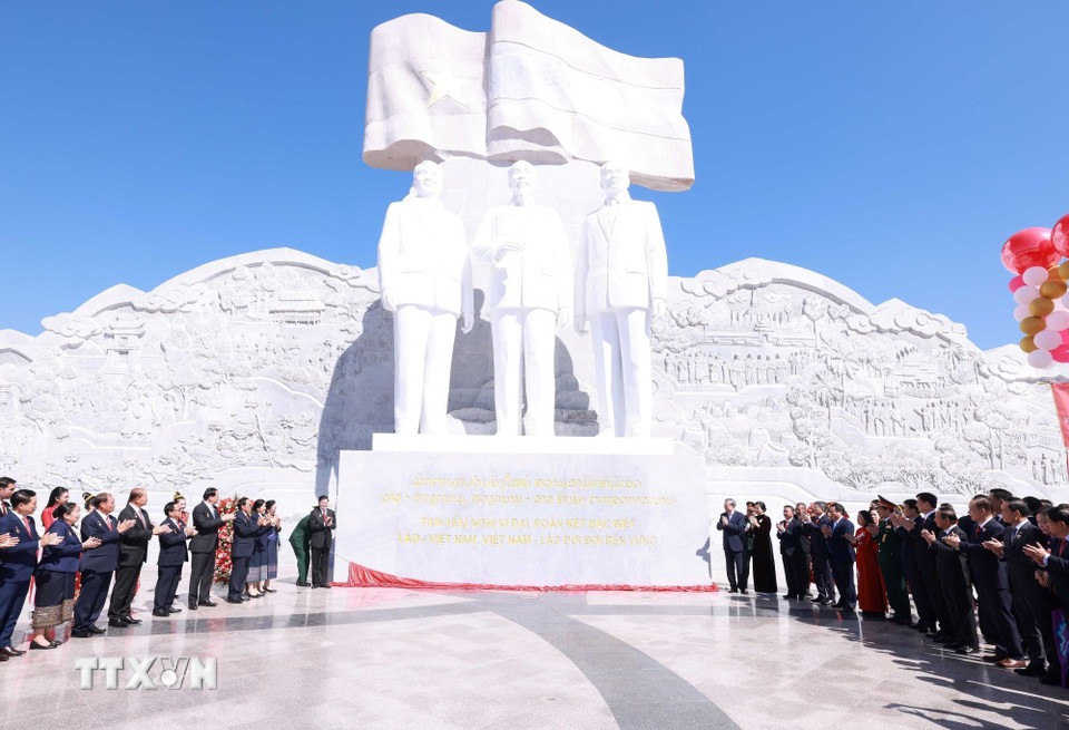 Tổng Bí thư Tô Lâm cùng Tổng Bí thư, Chủ tịch nước Lào Thongloun Sisoulith dự khánh thành Công viên Hữu nghị Lào-Việt Nam. (Ảnh: Thống Nhất/TTXVN)
