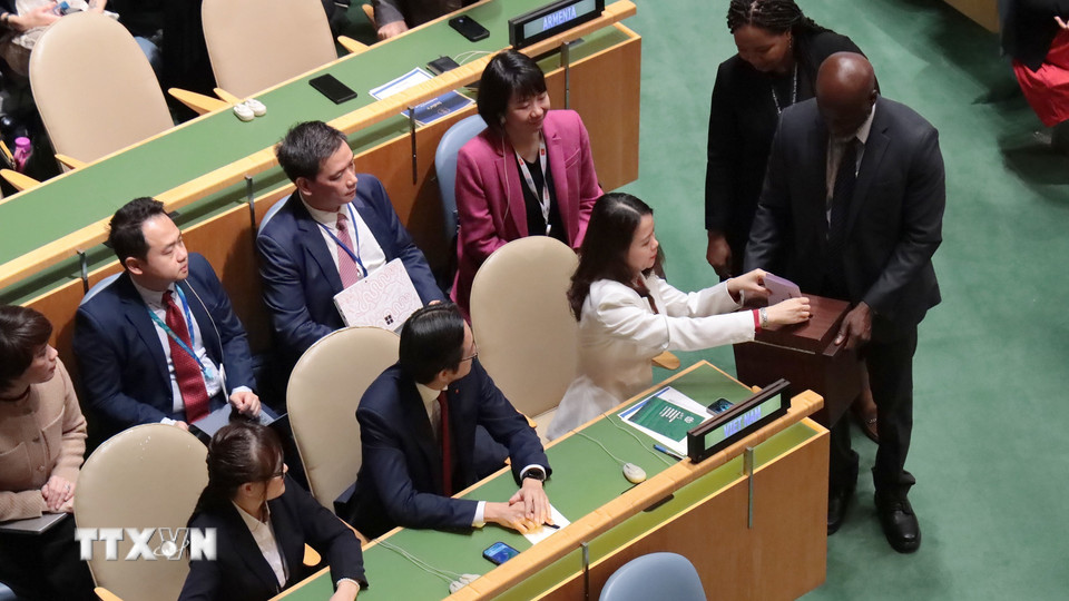 Thứ trưởng Bộ Ngoại giao Nguyễn Minh Hằng bỏ phiếu bầu. (Ảnh: Thanh Tuấn/TTXVN)