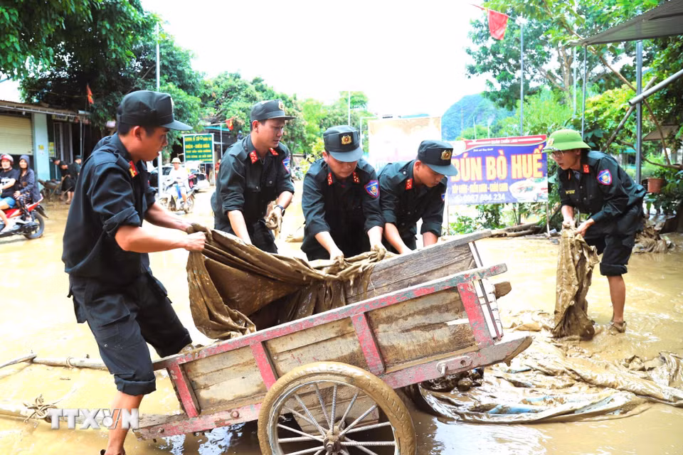 Lực lượng vũ trang, quân đội tham gia giúp dân khắc phục hậu quả lũ lụt. (Ảnh: Xuân Tiến/TTXVN)