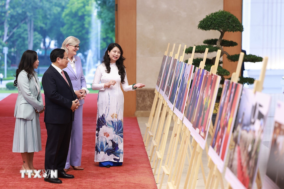 Thủ tướng Phạm Minh Chính và Toàn quyền Australia Sam Mostyn tham quan trưng bày ảnh về quan hệ hợp tác giữa hai nước, do Thông tấn xã Việt Nam thực hiện. (Ảnh: Dương Giang/TTXVN)