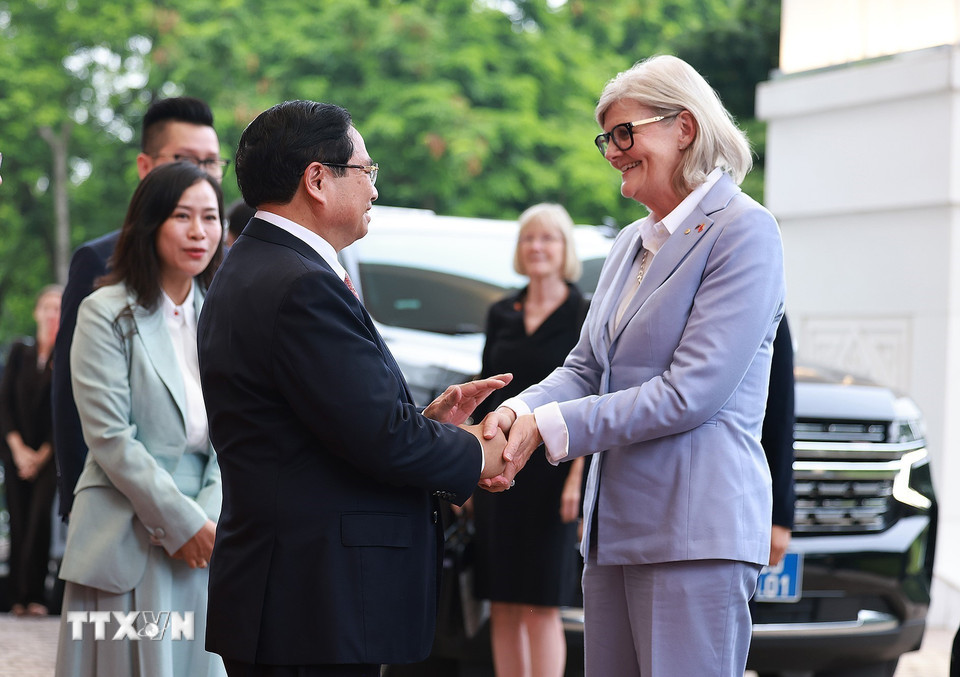 Thủ tướng Phạm Minh Chính đón Toàn quyền Australia Sam Mostyn. (Ảnh: Dương Giang/TTXVN)