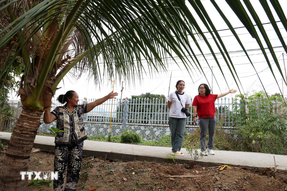 Người dân ấp đảo Thiềng Liềng luôn rất thân thiện với khách du lịch. (Ảnh: Hồng Đạt/TTXVN)