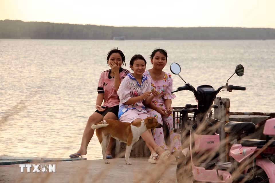 Trẻ em trên ấp đảo Thiềng Liềng. (Ảnh: Hồng Đạt/TTXVN)