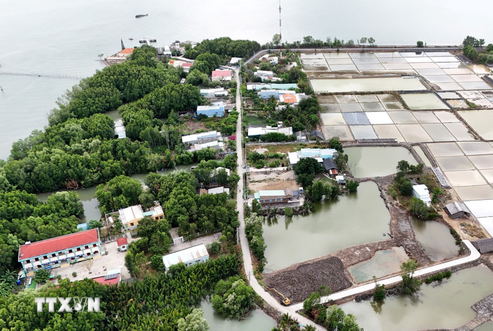 Con đường độc đạo dài 4 km chạy vòng quanh ấp đảo Thiềng Liềng. (Ảnh: Hồng Đạt/TTXVN)