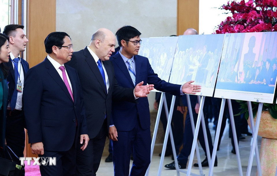 Trước khi tiến hành hội đàm, Thủ tướng Phạm Minh Chính và Thủ tướng Liên bang Nga Mikhail Vladimirovich Mishustin tham quan trưng bày một số hình ảnh tiêu biểu về quan hệ hợp tác giữa hai nước, do Thông tấn xã Việt Nam thực hiện. (Ảnh: Dương Giang/TTXVN)