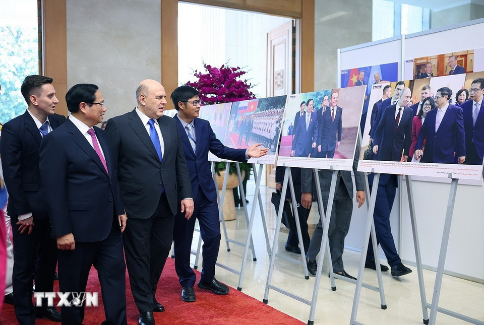 Trước khi tiến hành hội đàm, Thủ tướng Phạm Minh Chính và Thủ tướng Liên bang Nga Mikhail Vladimirovich Mishustin tham quan trưng bày một số hình ảnh tiêu biểu về quan hệ hợp tác giữa hai nước, do Thông tấn xã Việt Nam thực hiện. (Ảnh: Dương Giang/TTXVN)