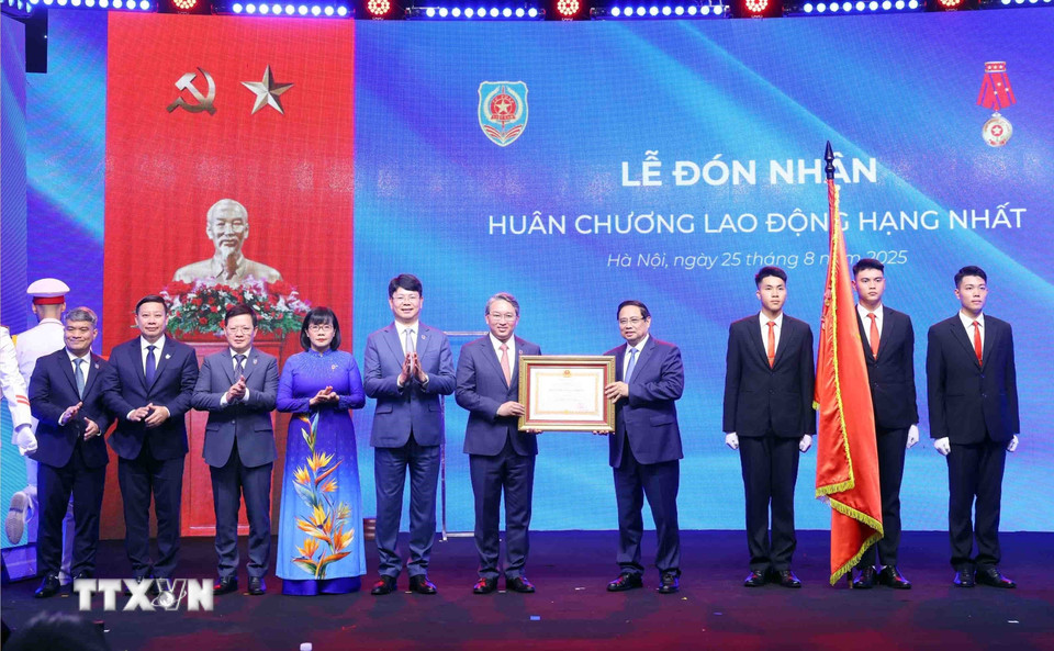 Thủ tướng Phạm Minh Chính trao Huân chương Lao động hạng Nhất cho Bộ Tư pháp. (Ảnh: Phạm Kiên/TTXVN)