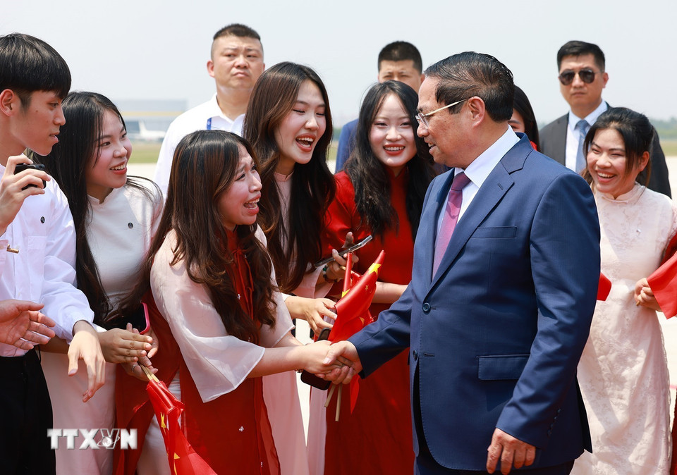 중국에 있는 베트남 학생들이 팜민친(Pham Minh Chinh) 총리를 환영합니다. (사진: Duong Giang/VNA)