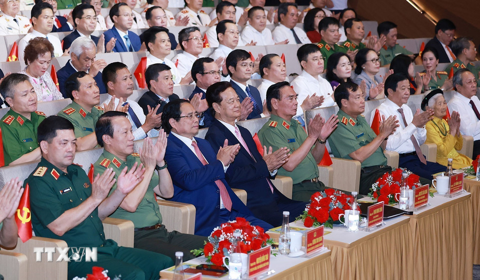 Thủ tướng Phạm Minh Chính với các đại biểu dự Đại hội Thi đua “Vì an ninh Tổ quốc” lần thứ 9. (Ảnh: Dương Giang/TTXVN)