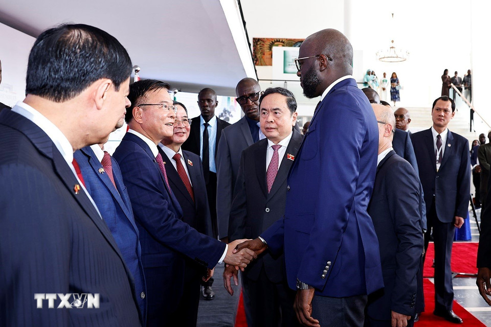 Chủ tịch Quốc hội Trần Thanh Mẫn giới thiệu thành viên đoàn Việt Nam với Chủ tịch Quốc hội Senegal Malick Ndiaye. (Ảnh: Doãn Tấn/TTXVN)