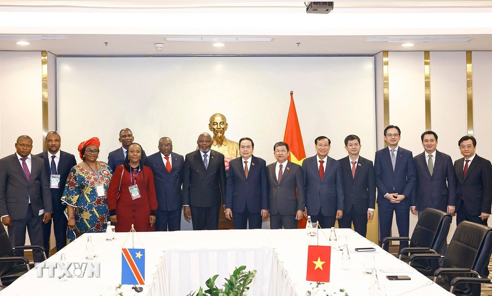 Chủ tịch Quốc hội Trần Thanh Mẫn với đại biểu. (Ảnh: Doãn Tấn/TTXVN)