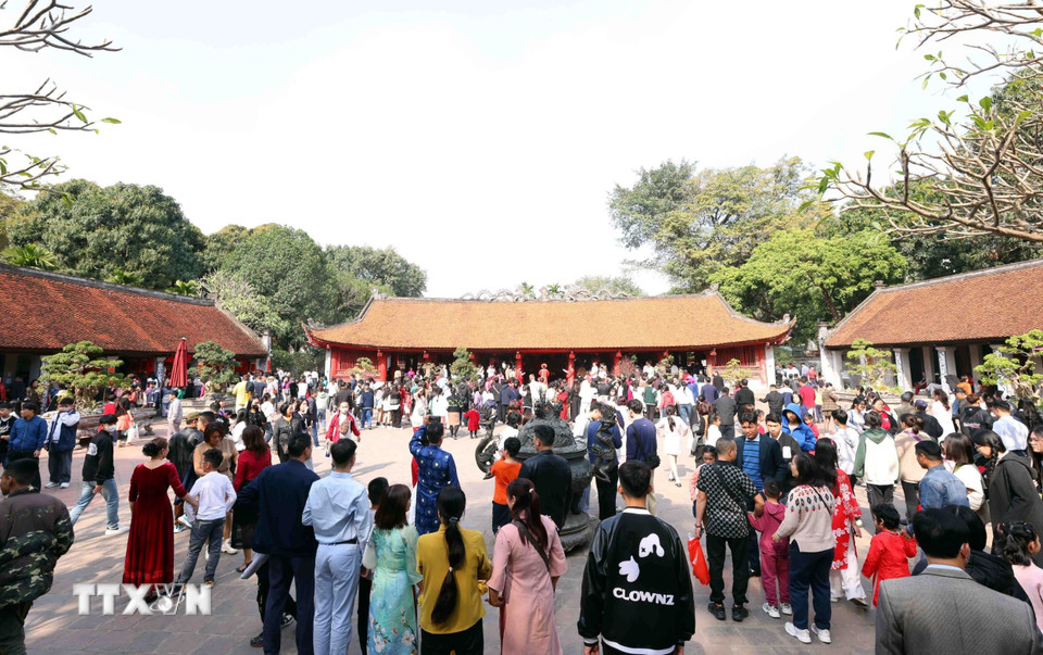 Đông đảo người dân du Xuân tham quan Khu di tích Văn Miếu-Quốc Tử Giám trong mùng 3 Tết Nguyên đán Ất Tỵ 2025. (Ảnh: Phạm Kiên/TTXVN)