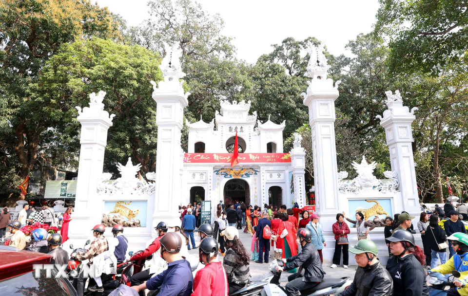 Đền Quán Thánh cũng là điểm di tích được người dân Thủ đô chọn du Xuân vào mùng 3 Tết. (Ảnh: Phạm Kiên/TTXVN)