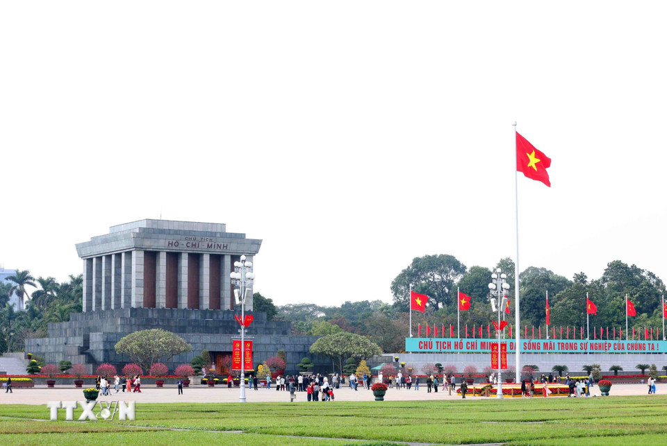 Quảng trường Ba Đình lịch sử trong tiết trời nắng xuân ấm áp mùng 3 Tết Nguyên đán Ất Tỵ 2025. (Ảnh: Phạm Kiên/TTXVN)