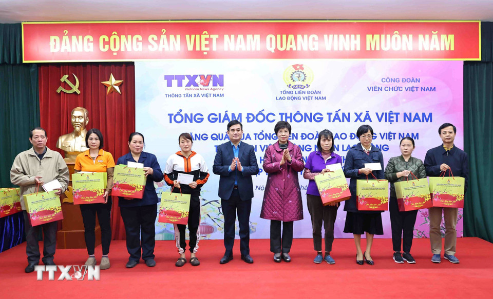 Tổng Giám đốc Thông tấn xã Việt Nam Vũ Việt Trang cùng Phó Chủ tịch Công đoàn Viên chức Việt Nam Thái Hoài Nam trao tặng quà cho các đoàn viên, công nhân lao động có hoàn cảnh khó khăn nhân dịp tết Nguyên đán Ất Tỵ 2025. (Ảnh: Minh Đức/TTXVN)