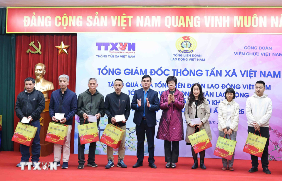 Tổng Giám đốc Thông tấn xã Việt Nam Vũ Việt Trang cùng Phó Chủ tịch Công đoàn Viên chức Việt Nam Thái Hoài Nam trao tặng quà cho các đoàn viên, công nhân lao động có hoàn cảnh khó khăn nhân dịp tết Nguyên đán Ất Tỵ 2025. (Ảnh: Minh Đức/TTXVN)