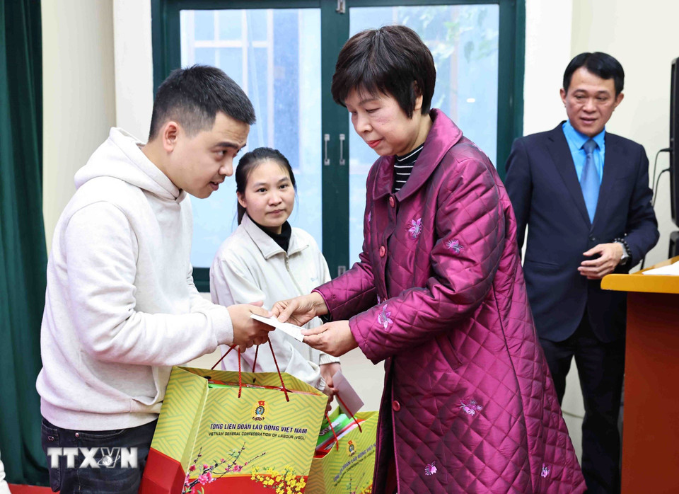 Tổng Giám đốc Thông tấn xã Việt Nam Vũ Việt Trang trao tặng quà cho các đoàn viên, công nhân lao động có hoàn cảnh khó khăn nhân dịp tết Nguyên đán Ất Tỵ 2025. (Ảnh: Minh Đức/TTXVN)