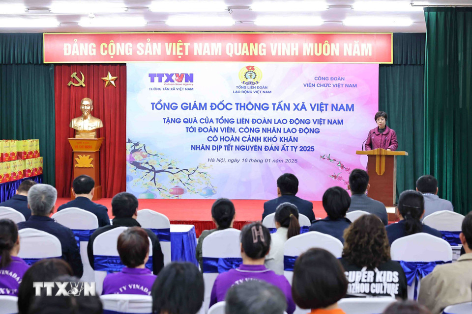 Tổng Giám đốc Thông tấn xã Việt Nam Vũ Việt Trang phát biểu động viên các đoàn viên, công nhân lao động có hoàn cảnh khó khăn nhân dịp Tết nguyên đán Ất Tỵ 2025. (Ảnh: Minh Đức/TTXVN)