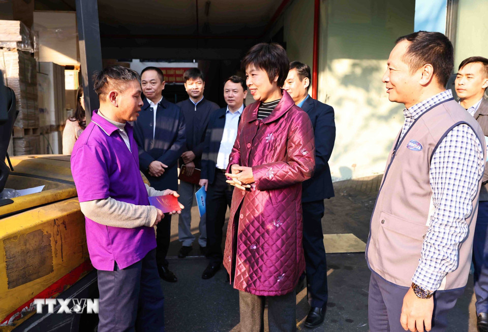 Tổng Giám đốc Thông tấn xã Việt Nam Vũ Việt Trang trao quà cho các đoàn viên, công nhân lao động có hoàn cảnh khó khăn nhân dịp Tết nguyên đán Ất Tỵ 2025. (Ảnh: Minh Đức/TTXVN)